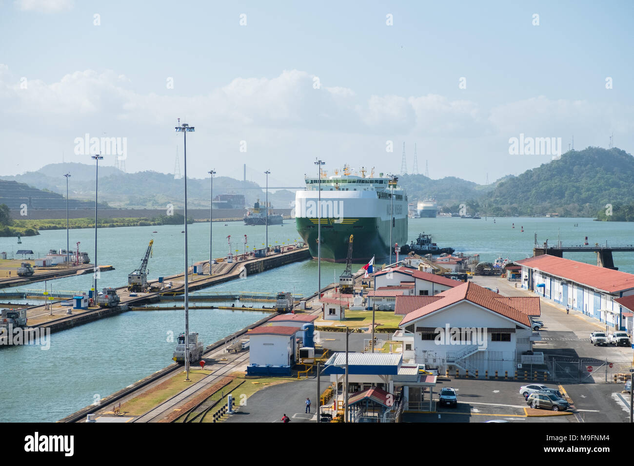 Panama City, Panama - März 2018: Frachtschiff an der Panama Canal, Miraflores Schleusen, Panama City Stockfoto
