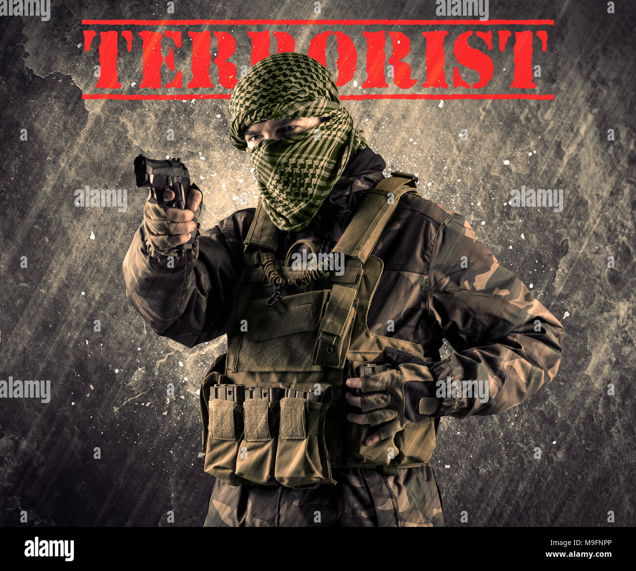Portrait von gefährlichen maskierte und bewaffnete Mann mit terroristischen Zeichen auf Grunge Hintergrund Stockfoto