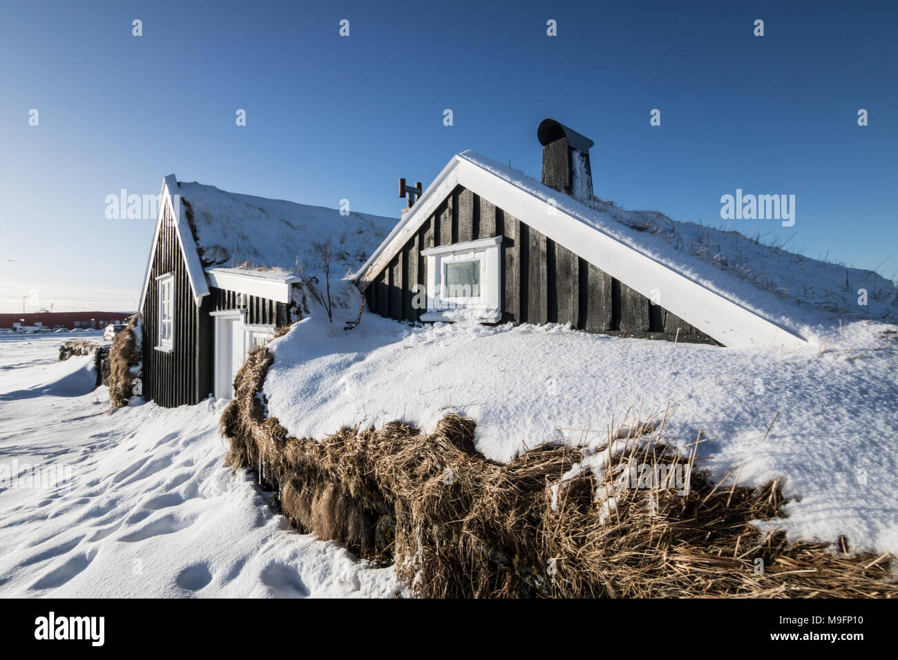 Bild auf dem Weg nach Reykjavik mit einem hellen Sonne aufgenommen. Auf jeden Fall halt am Stekkjarkot einen Blick von einem kleinen Fischerhaus zu haben. Stockfoto
