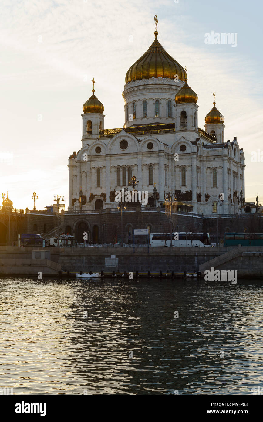 Moskau/Russland - 23. März 2018: Blick auf die Kathedrale von Christus dem Erlöser und die Patriarchale Bridge im Abendlicht Stockfoto