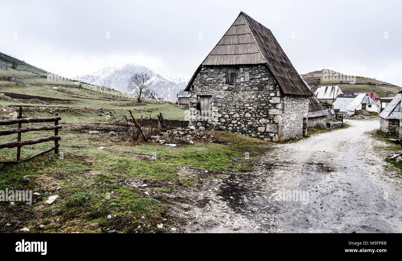 Ein altes Dorf in den Bergen von Bosnien und Herzegowina Stockfoto