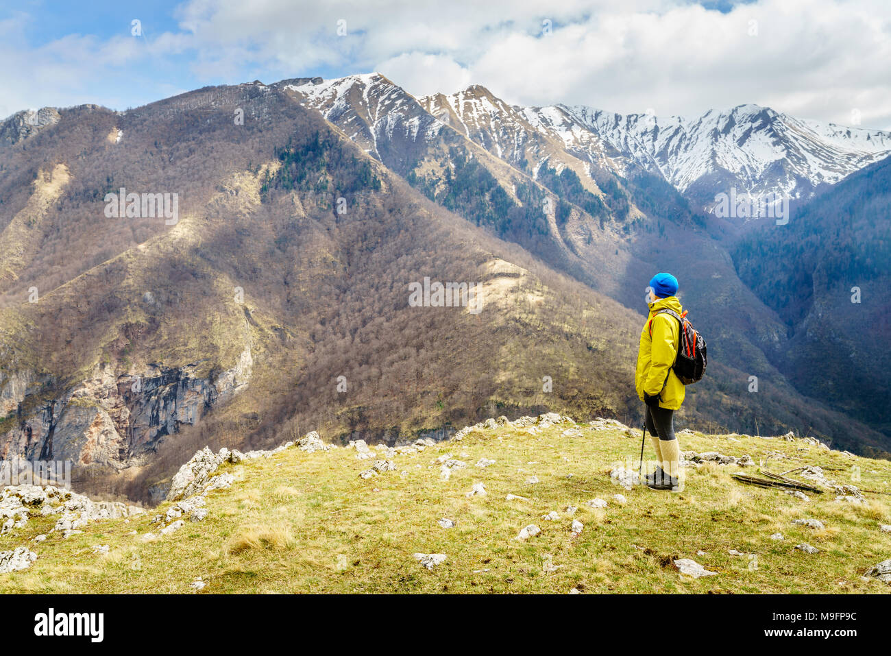 Frau ist Wandern in den Dinarischen Alpen in der Nähe von Sarajevo, Bosnien-Herzegowina Stockfoto