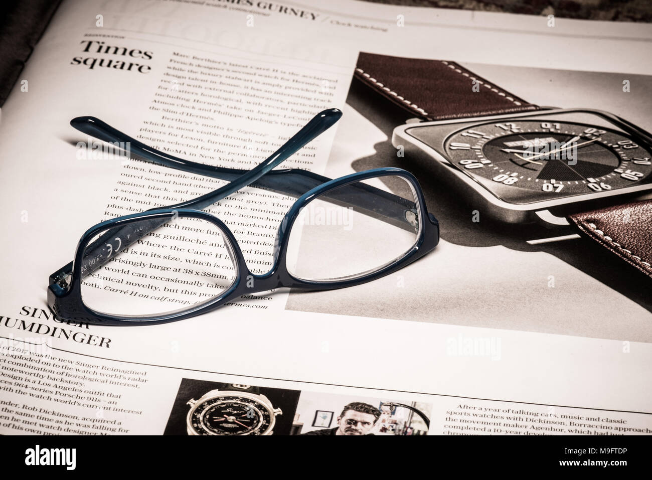 Lesebrille auf finanzielle Zeitung platziert Stockfoto