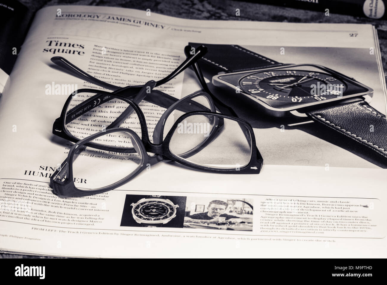 Lesebrille auf finanzielle Zeitung platziert Stockfoto