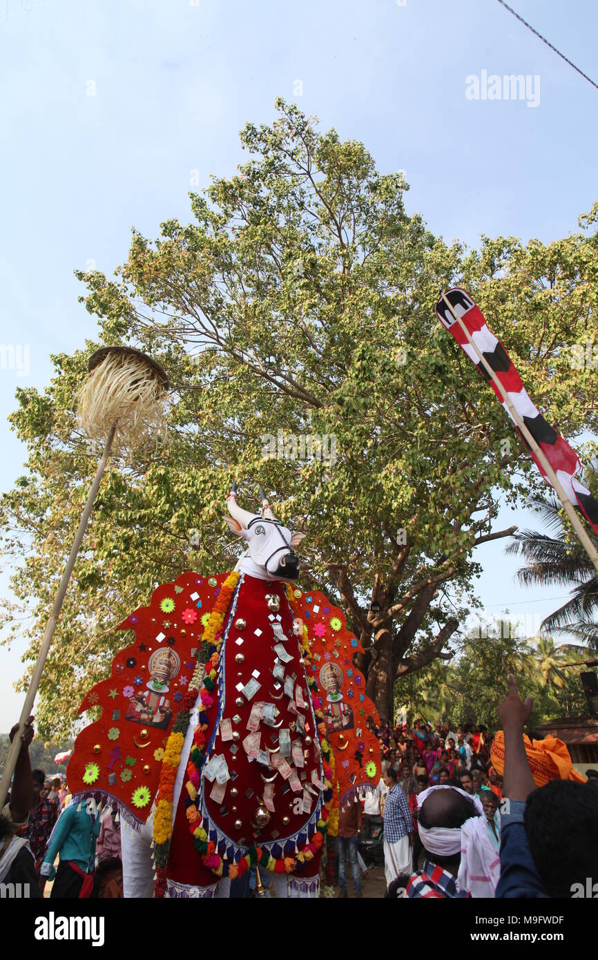 Tempelfest in Kerala, mit Prozession von kuthiravela oder Motiv Pferde Stockfoto