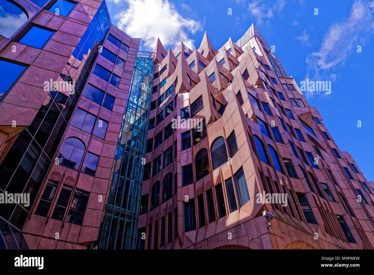 42,494.00163 1 Minster Court, London, England, kreative moderne Architektur weiten hohen gezackten roten Backsteingebäude, viele Fenster, blauer Himmel Stockfoto