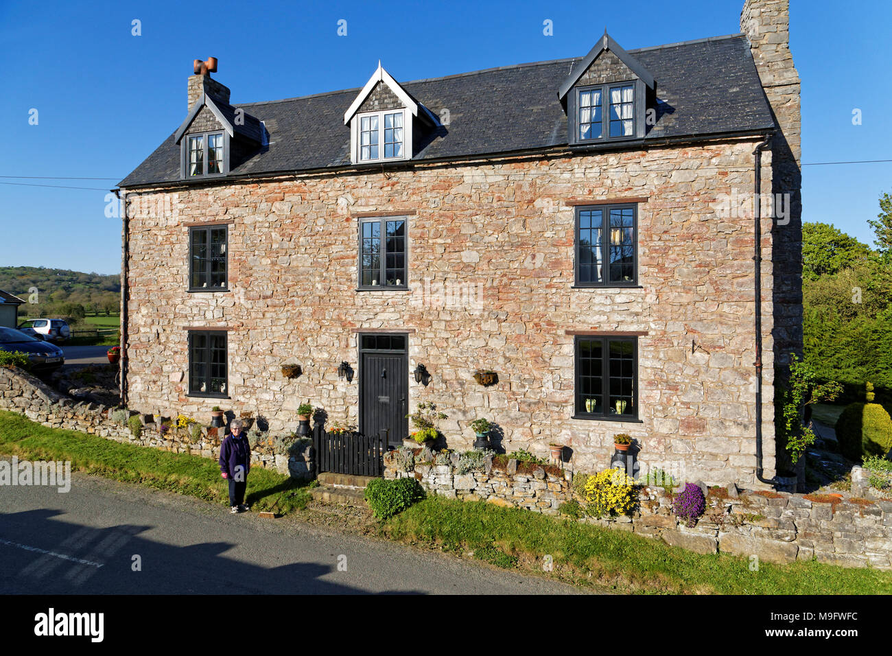 42,506.01574 langjährigen verheirateten Frau, die in einem 3-stöckigen 500 Jahre alten Haus aus Stein, das, sobald ein pub Taverne war Stockfoto