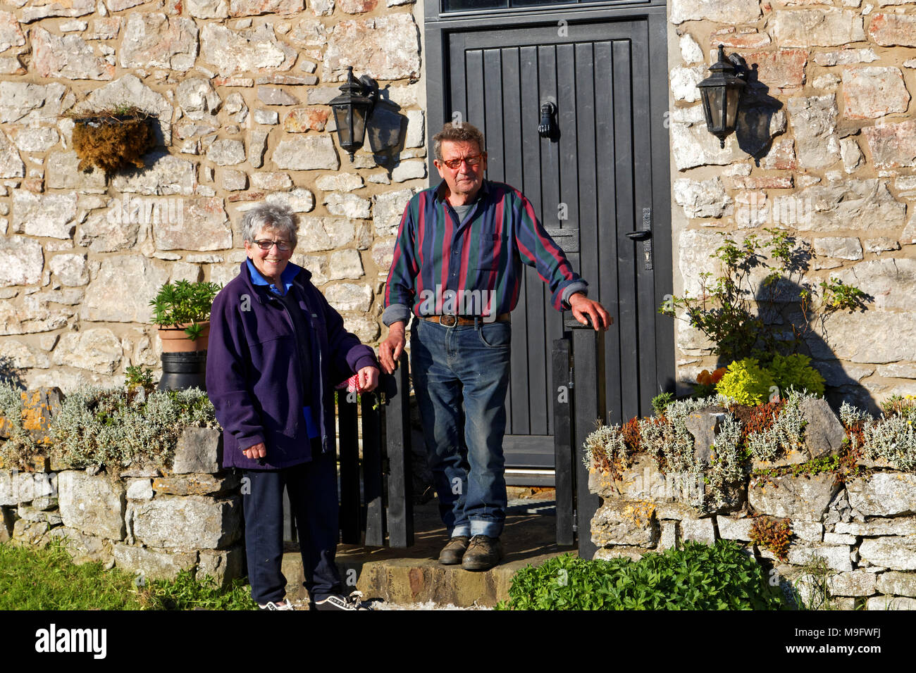42,506.01579 Ehepaar in einem 3-stöckigen 500 Jahre alten Haus aus Stein, das, sobald ein pub Taverne war Stockfoto