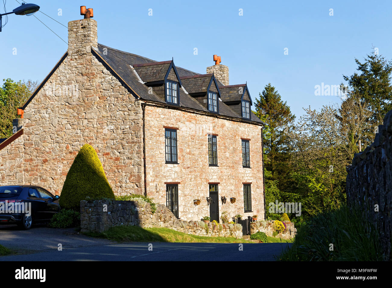42,506.01586 3 Stöckiges 500 Jahre alte Stein Rock House in Wales, GB, Haus der Familie, in der umgebauten pub Taverne Stockfoto