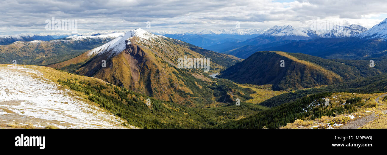 42,617.04187 Panorama Schnee schneebedeckte Gebirge, Plateau, bewaldete Täler, bewölkter Himmel Stockfoto