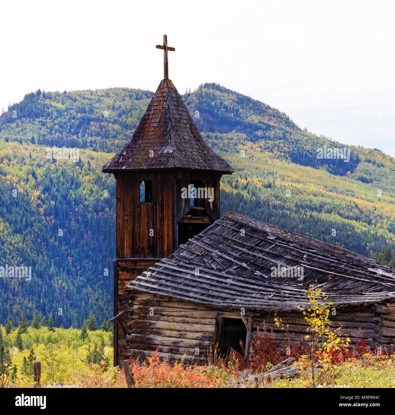 42,624.05132 verfallenen Falling Down hölzernen Glockenturm der Kirche Kreuz in den Bergen von British Columbia, Kanada, Indien, Ersten, Reservierung Stockfoto