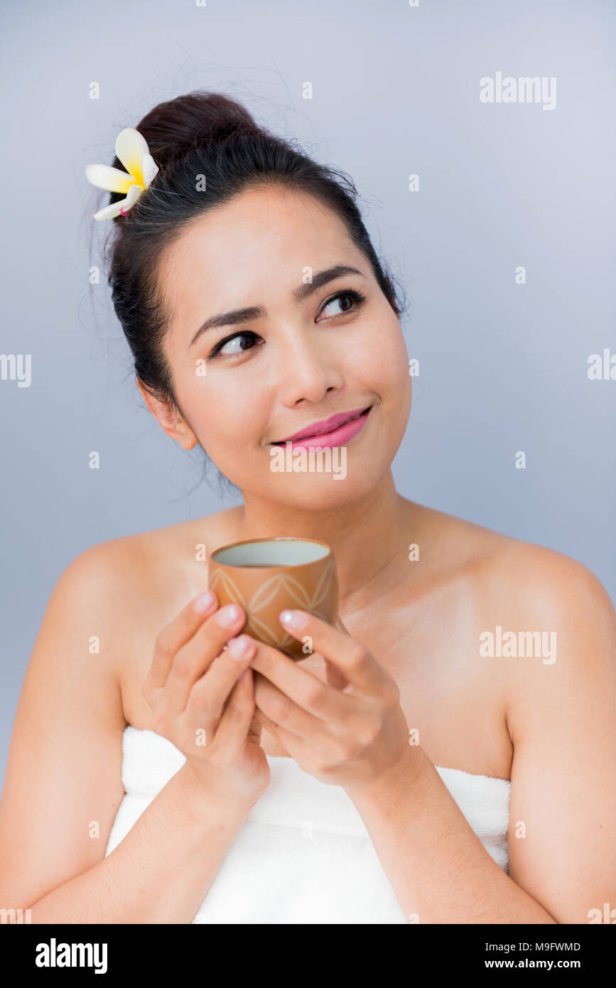 Trinken heißen Tee, Spa und Thai-Massage, entspannend und Lebensstil Stockfoto