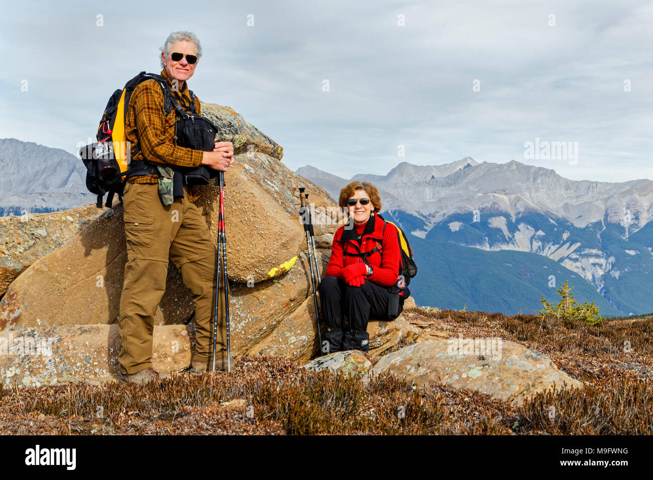 42,642.06569 Paar 2 zwei Menschen Senioren Wanderer eine Pause in der Nähe der Oberseite des Signals Mt, Jasper National Park, Kanada nehmen Stockfoto
