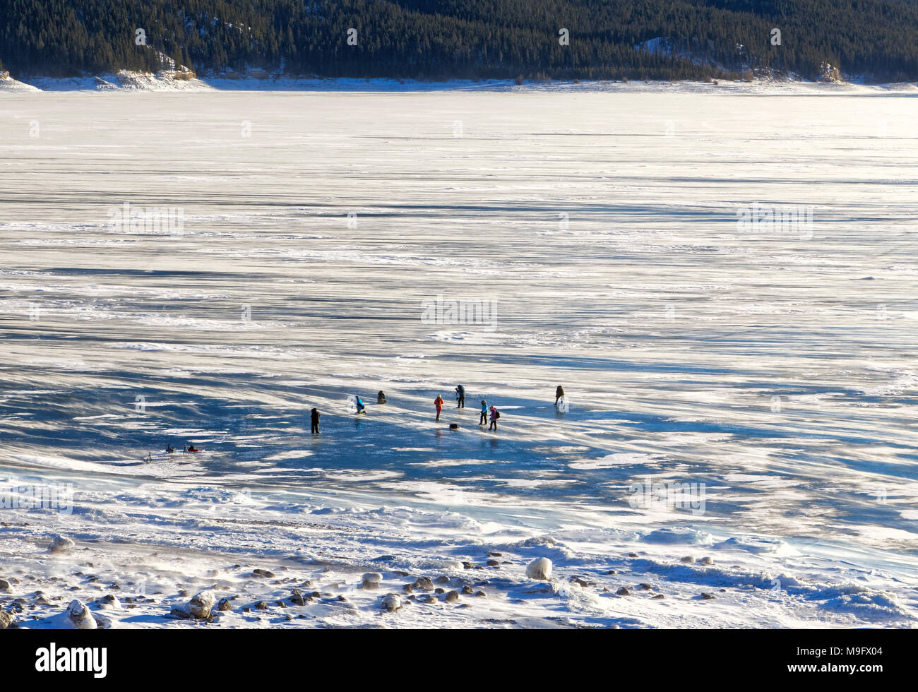 42,747.08406 snowy Abraham Lake mit Blue Ice, 8 entfernte Fotografen bei der Arbeit fotografieren Eis blasen, Nordegg, Alberta Kanada, Nordamerika Stockfoto