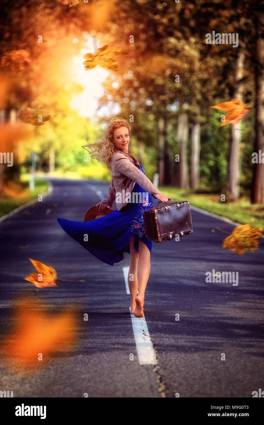 Tanzen glücklich an einem sonnigen Herbsttag Stockfoto