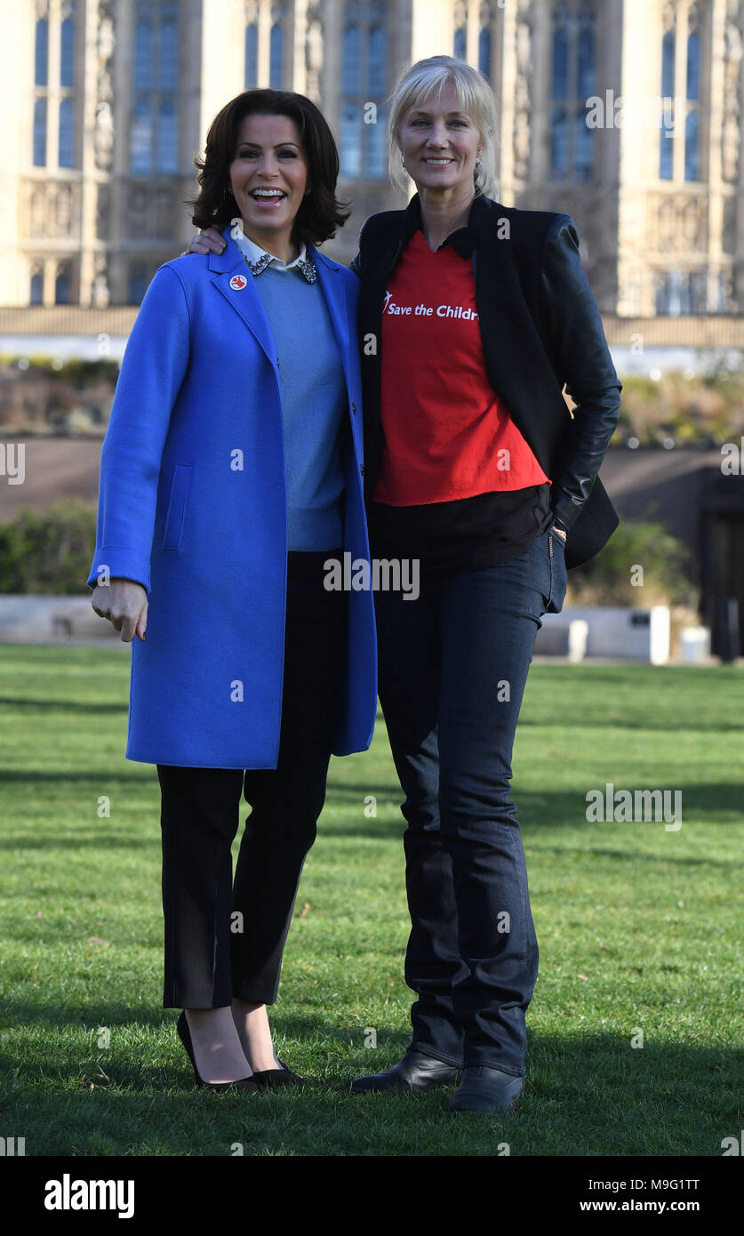 Natasha Kaplinsky und Joely Richardson (rechte) Hand in einem Speichern die Kinder Petition mit über 60.000 Unterschriften an das Auswärtige Amt, forderte die Regierung die Waffenverkäufe an Saudi-Arabien im Victoria Tower Gardens in London aussetzen. Stockfoto