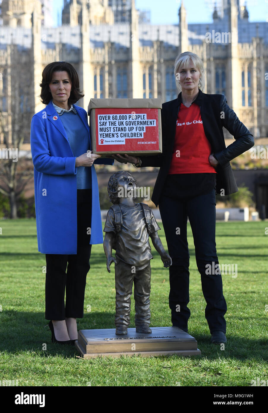 Natasha Kaplinsky und Joely Richardson Hand in einem Speichern die Kinder Petition mit über 60.000 Unterschriften an das Auswärtige Amt, forderte die Regierung die Waffenverkäufe an Saudi-Arabien im Victoria Tower Gardens in London aussetzen. Stockfoto