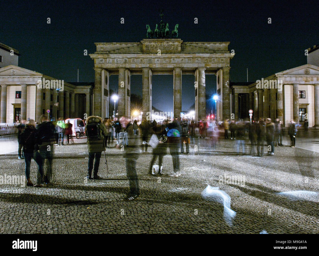 24 März 2018, Deutschland, Berlin: Das Brandenburger Tor ist nicht in der Nacht beleuchtet. Dies war innerhalb einer Aktion namens 'Earth Hour', wo die Lampen ausgeschaltet wurden organisiert. Die Umweltorganisation WWF will das Bewusstsein für den Klimawandel schärfen. Foto: Paul Zinken/dpa Stockfoto
