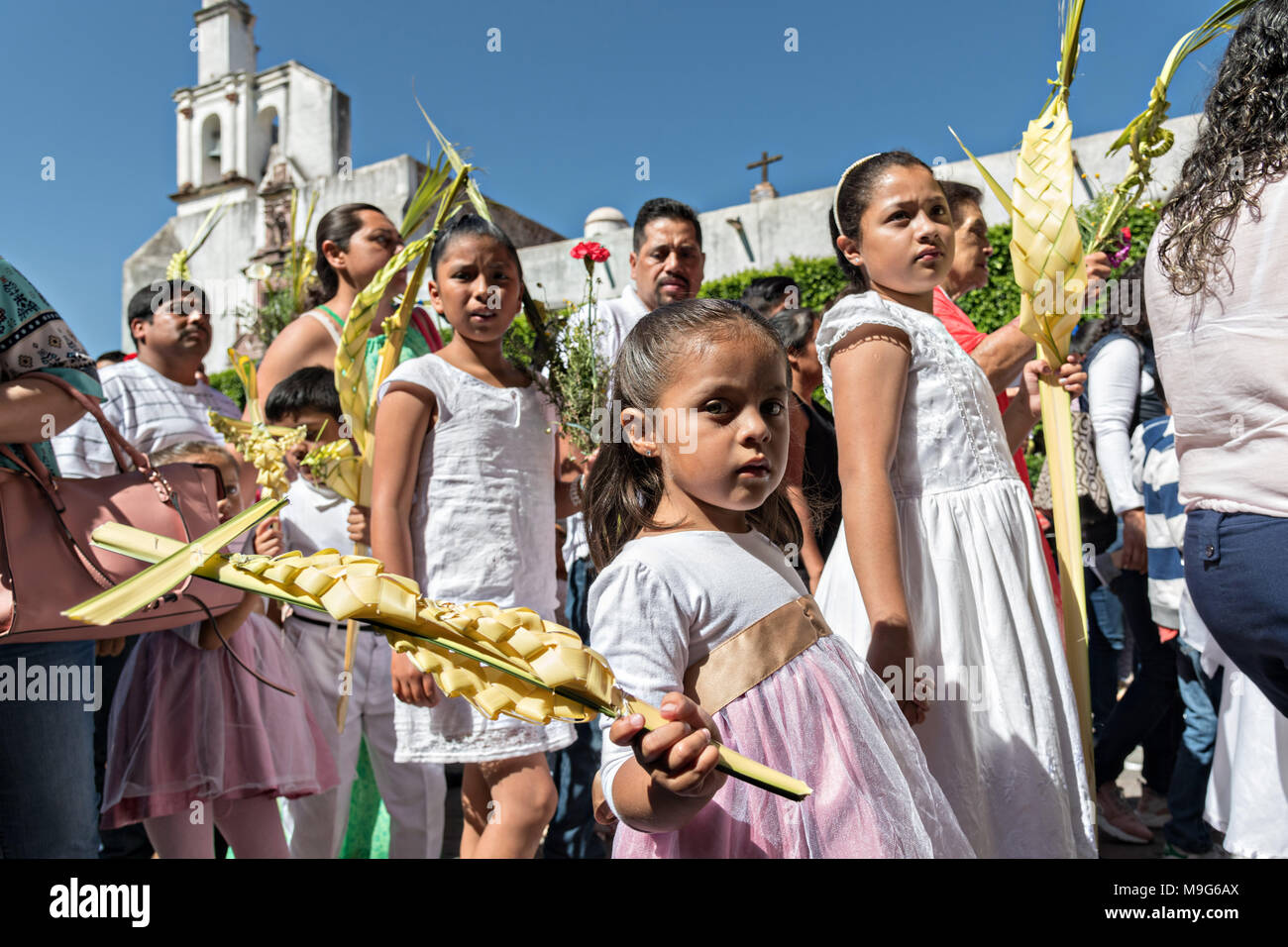 San Miguel de Allende, Mexiko. 25 Mär, 2018. Junge Gläubige tragen palm Kreuze während einer Palmsonntag Prozession durch die Straßen zu Beginn der Karwoche, 25. März 2018 in San Miguel de Allende, Mexiko gewebt. Die Christen, die Jesus in Jerusalem gedenken, wenn man glaubte, dass die Bürger die Palmzweige in den Weg gelegt. Credit: Planetpix/Alamy leben Nachrichten Stockfoto
