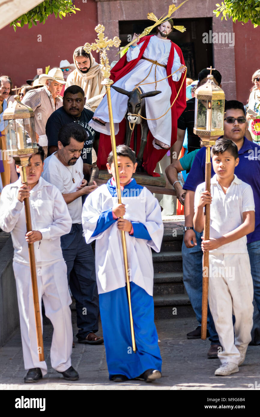 San Miguel de Allende, Mexiko. 25 Mär, 2018. Die Gläubigen tragen eine Statue von Jesus während einer Palmsonntag Prozession durch die Straßen zu Beginn der Karwoche, 25. März 2018 in San Miguel de Allende, Mexiko. Die Christen, die Jesus in Jerusalem gedenken, wenn man glaubte, dass die Bürger die Palmzweige in den Weg gelegt. Credit: Planetpix/Alamy leben Nachrichten Stockfoto