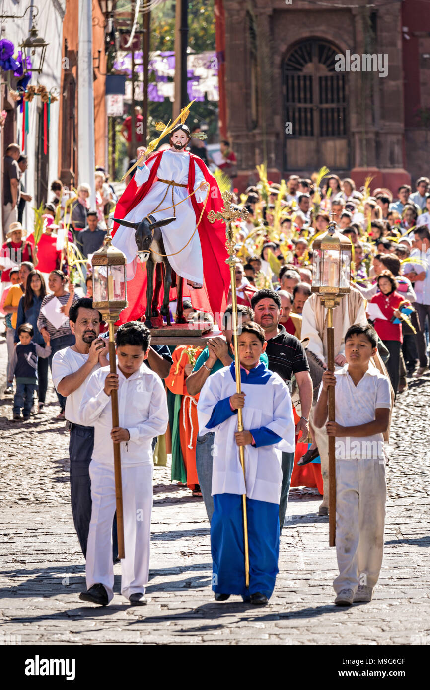 San Miguel de Allende, Mexiko. 25 Mär, 2018. Die Gläubigen tragen eine Statue von Jesus während einer Palmsonntag Prozession durch die Straßen zu Beginn der Karwoche, 25. März 2018 in San Miguel de Allende, Mexiko. Die Christen, die Jesus in Jerusalem gedenken, wenn man glaubte, dass die Bürger die Palmzweige in den Weg gelegt. Credit: Planetpix/Alamy leben Nachrichten Stockfoto