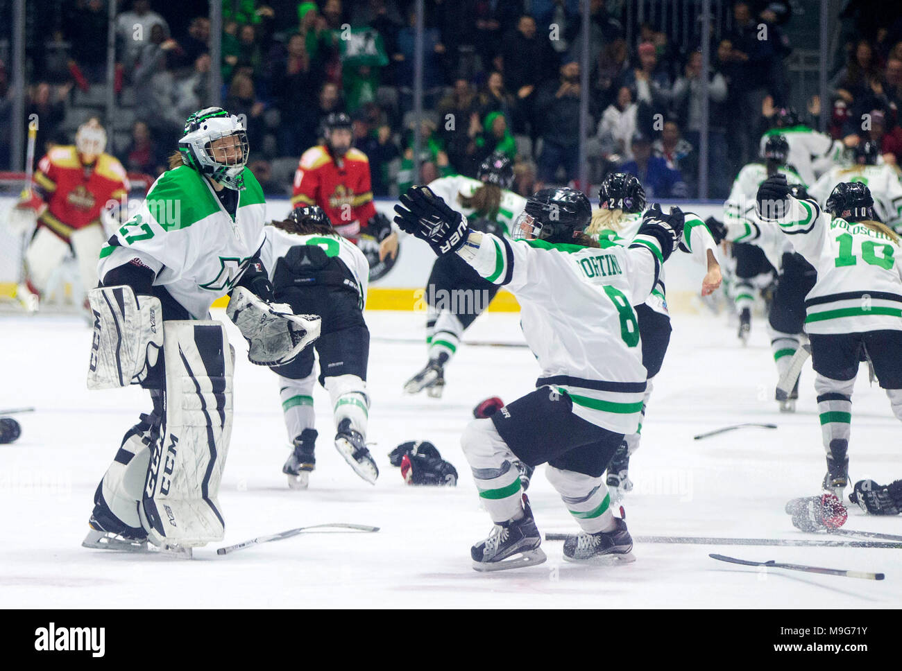 Toronto, Kanada. 25 Mär, 2018. Spieler von Markham Donner Feiern nach dem Gewinn der 2017-2018 Canadian Women's Hockey League (CWHL) Endspiele Clarkson Pokalspiel zwischen Shenzhen Kunlun Red Star und Markham Donner im Ricoh Coliseum in Toronto, Kanada, am 25. März 2018. Markham Donner gewann 2-1 und behauptete den Titel. Credit: Zou Zheng/Xinhua/Alamy leben Nachrichten Stockfoto