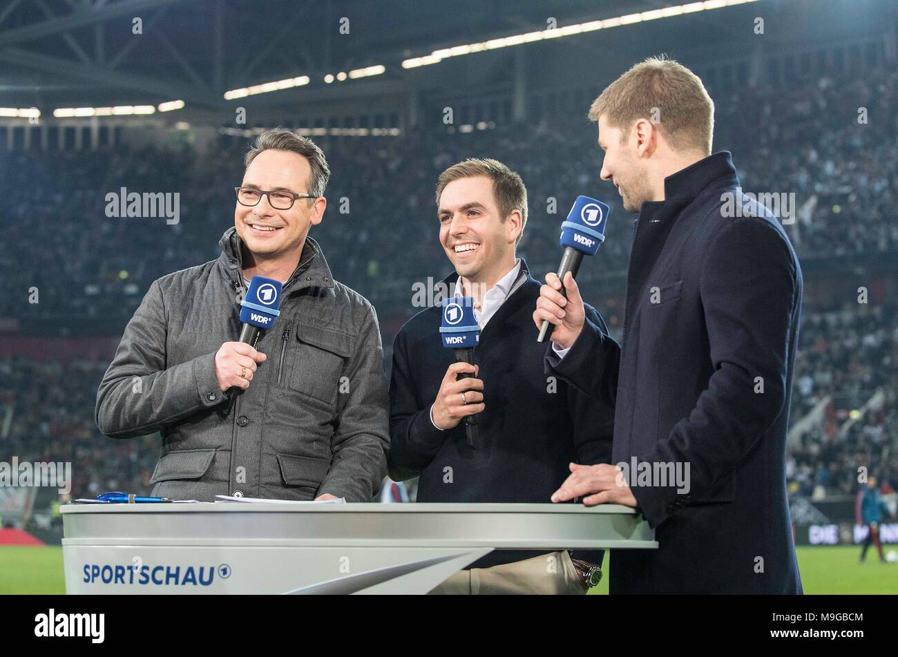 Düsseldorf, Deutschland. 23 Mär, 2018. Von links nach rechts ARD-Moderator Matthias OPDENHOEVEL (Opdenhovel), Philipp LAHM (ehemaliger Vorgängerbaues verspielte), Fussballexperte Thomas Hitzlsperger, Fussball Laenderspiel, Freundschaftsspiel, Deutschland (GER) - Spanien (ESP), am 23.03.2018 in Düsseldorf/Deutschland. | Verwendung der weltweiten Kredit: dpa/Alamy leben Nachrichten Stockfoto