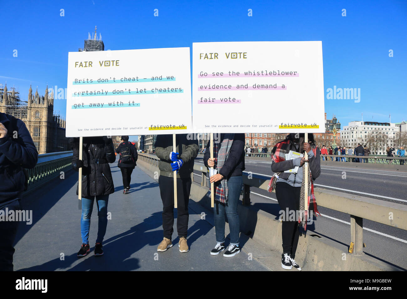 London, Großbritannien. 26. März 2018. Eine Gruppe Plakate auf die Westminster Bridge durch faire Abstimmung Großbritannien auf den ersten Jahrestag des Artikel 50 ausgelöst, nachdem neue Beweise entsteht beschuldigen Abstimmung Verlassen des Betrügens und Ausgaben Verletzung während der European Referendum Campaign und der Abstimmung der unsachgemäß channeling Geld durch ein High-Tech-Unternehmen mit Links zu Cambridge Analytische, die auch für den Missbrauch der Facebook Nutzer Daten untersucht werden, die Ergebnisse der Wahlen in Brexit und US-Wahlen zu beeinflussen lassen: Amer ghazzal/Alamy Live News, Stockfoto