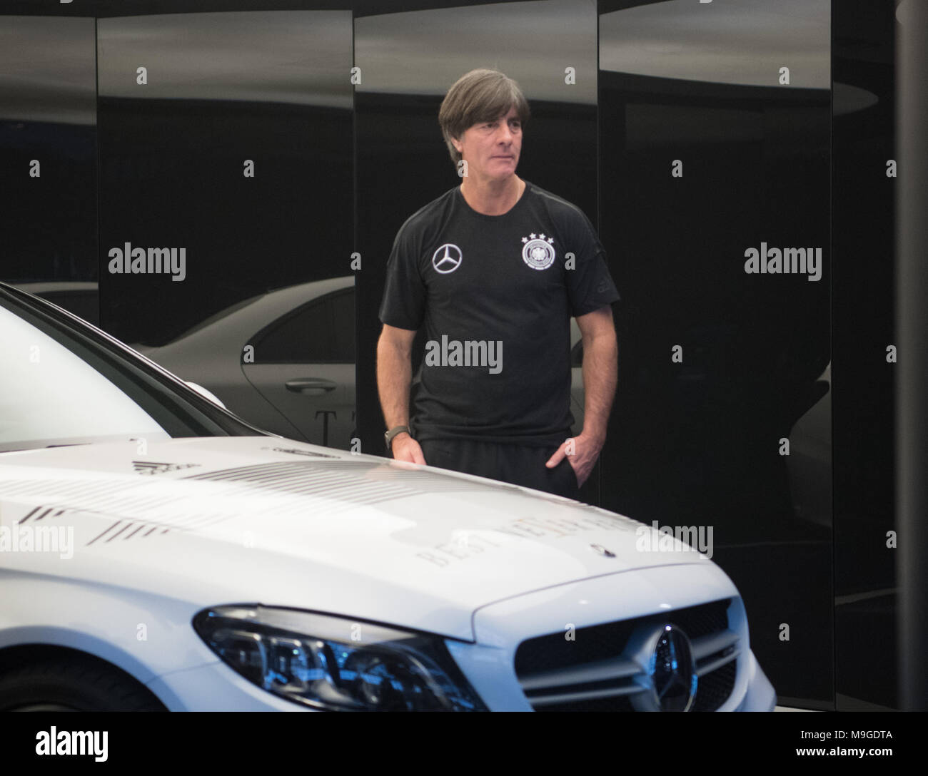 26 März 2018, Deutschland, Berlin: Pressekonferenz der Deutschen Nationalmannschaft vor dem Spiel Deutschland vs Brasilien. National Team Manager Joachim Löw bei der Pressekonferenz in der Mercedes Car Haus neben einem Mercedes C 49 AMG. Foto: Soeren Stache/dpa Stockfoto