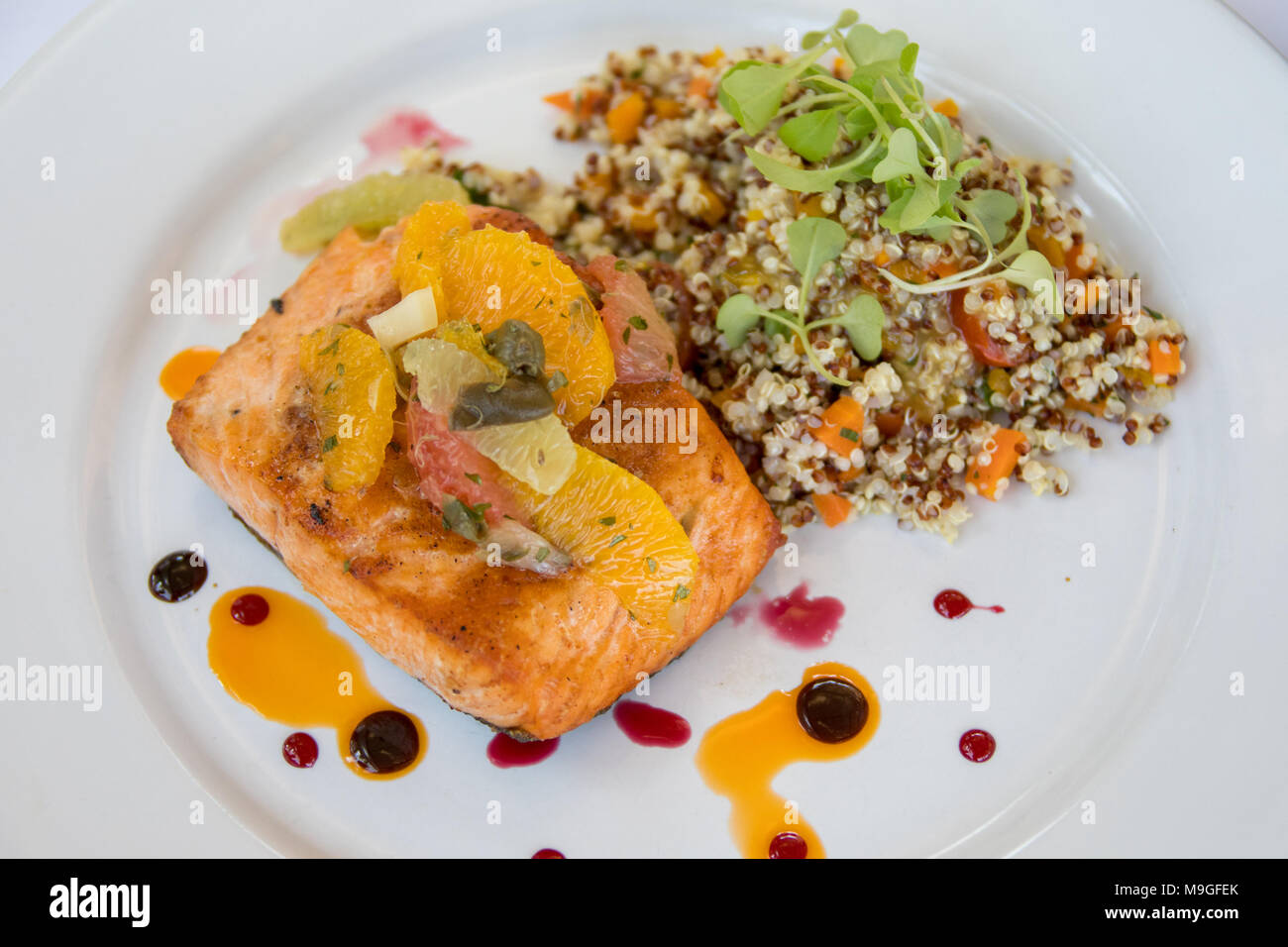 Gegrillter Lachs mit Quinoa Salat, Choco Bistro, Colonia del Sacramento, Uruguay Stockfoto