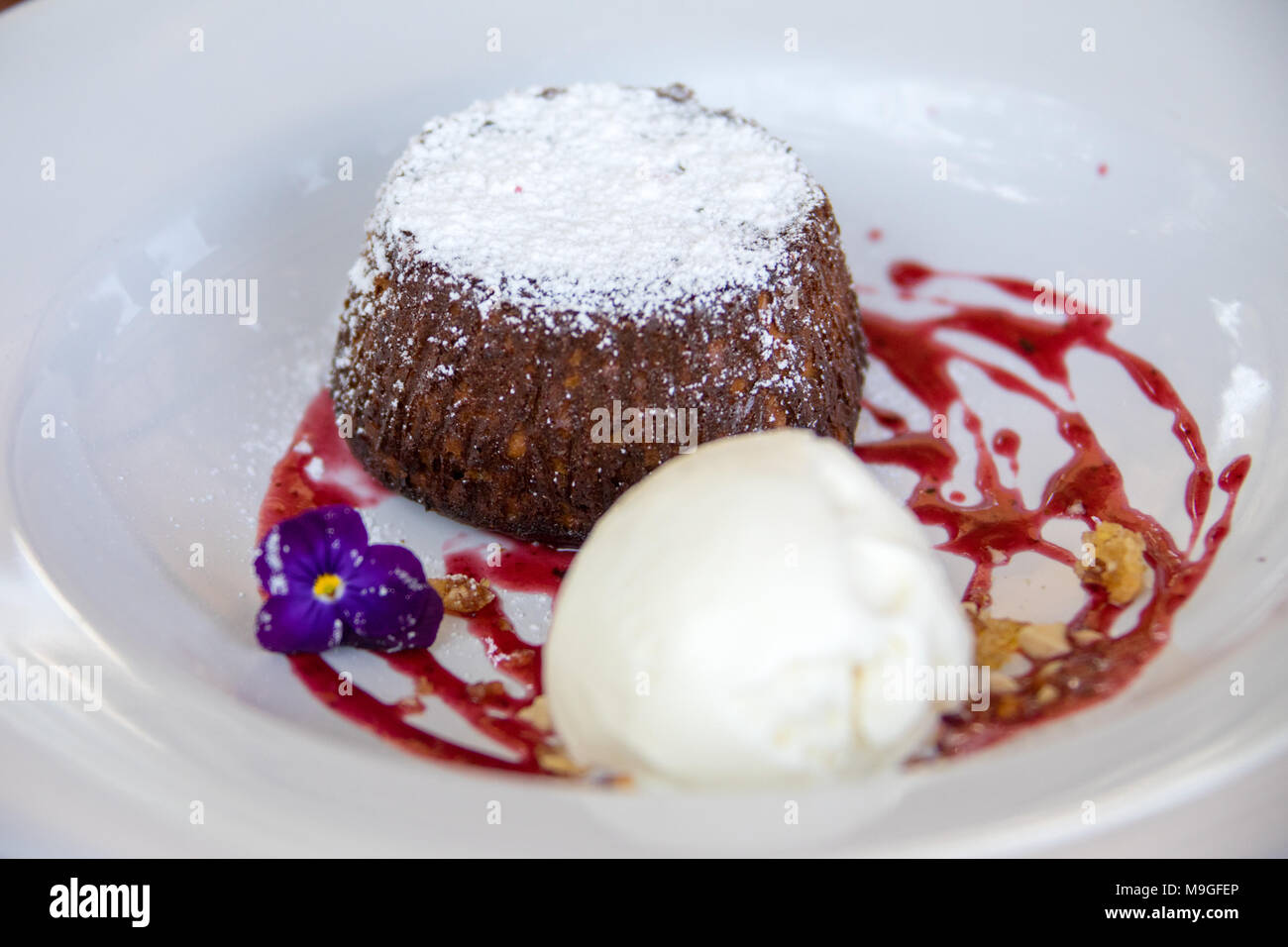 Creme Caramel Vulkan und Vanilleeis, Choco Bistro, Colonia del Sacramento, Uruguay Stockfoto