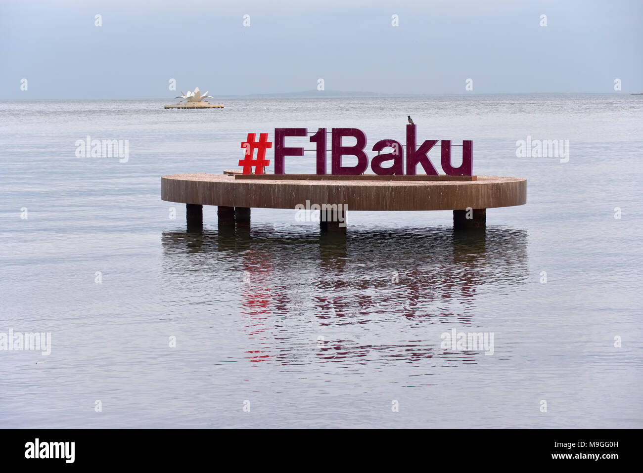 Baku, Aserbaidschan - Dezember 22, 2017: Formel 1 Zeichen über dem Wasser an bewölkten Dezember am frühen Abend an der Bucht von Baku in Baku, Aserbaidschan. Stockfoto