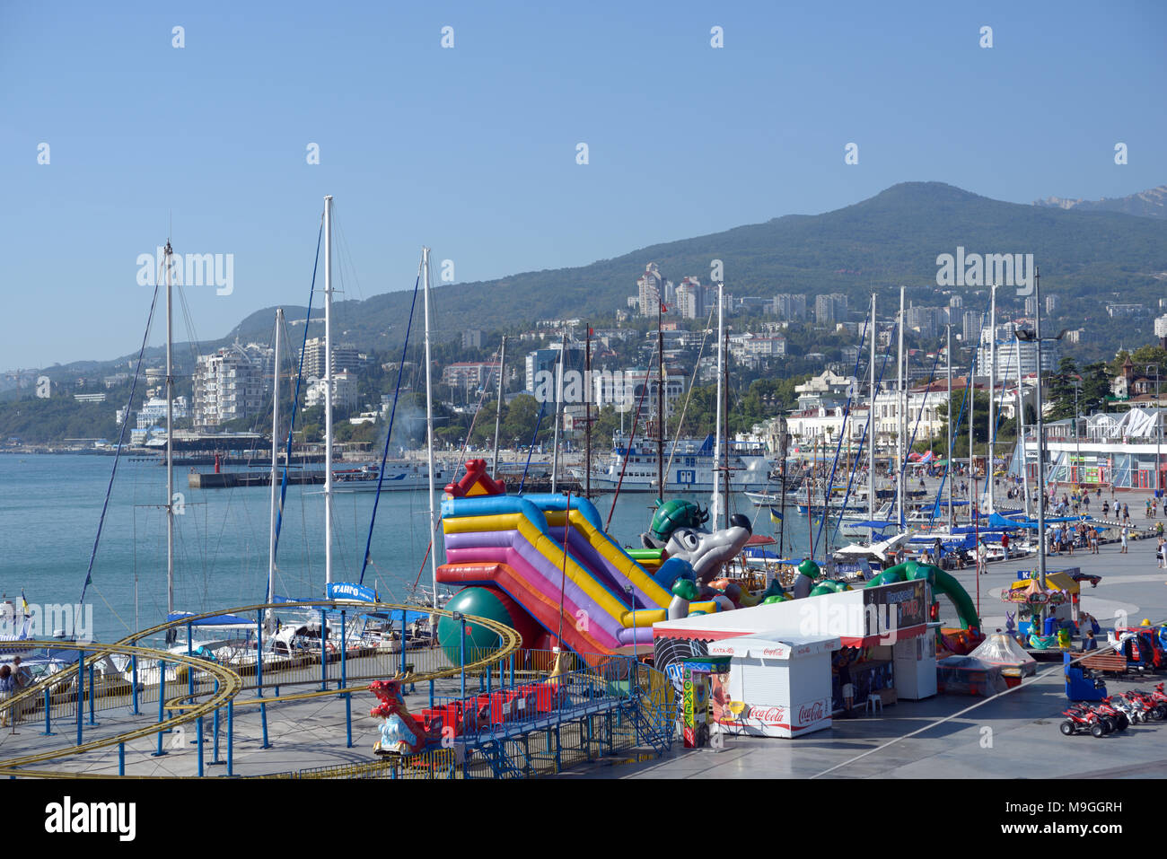 Unterhaltungs Attraktionen im Hafen von Jalta, Krim, Ukraine Stockfoto