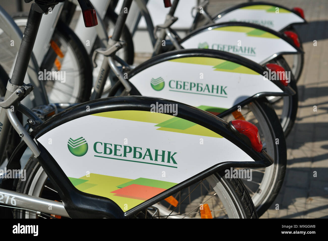 Moskau, Russland - 1. Juli 2014: Neues Fahrradverleihsystem, gesponsert von Sberbank. Ziel des Projekts war es, eine Alternative zu einem Auto oder öffentlichen Verkehrsmitteln zu schaffen Stockfoto