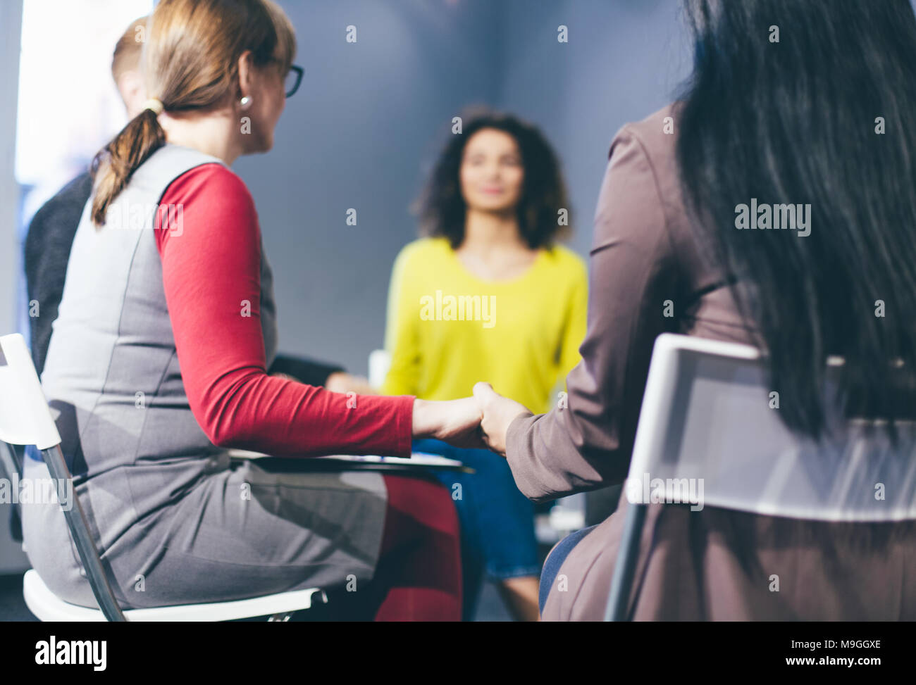 Gruppentherapie-Sitzung in einem Kreis sitzen Stockfoto