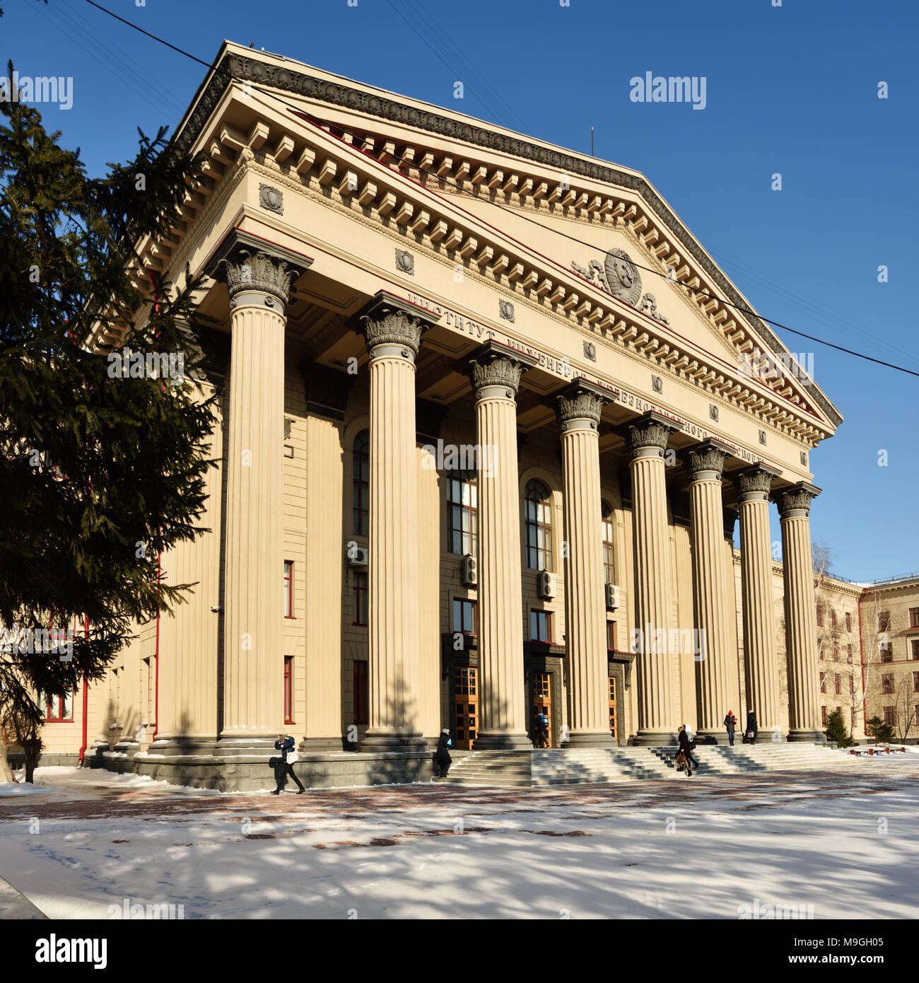 Nowosibirsk, Russland - 10. Februar 2015: die Menschen vor dem Haupteingang des Sibirische staatliche Universität für Eisenbahnwesen. Im Jahr 1932 fanden, Stockfoto