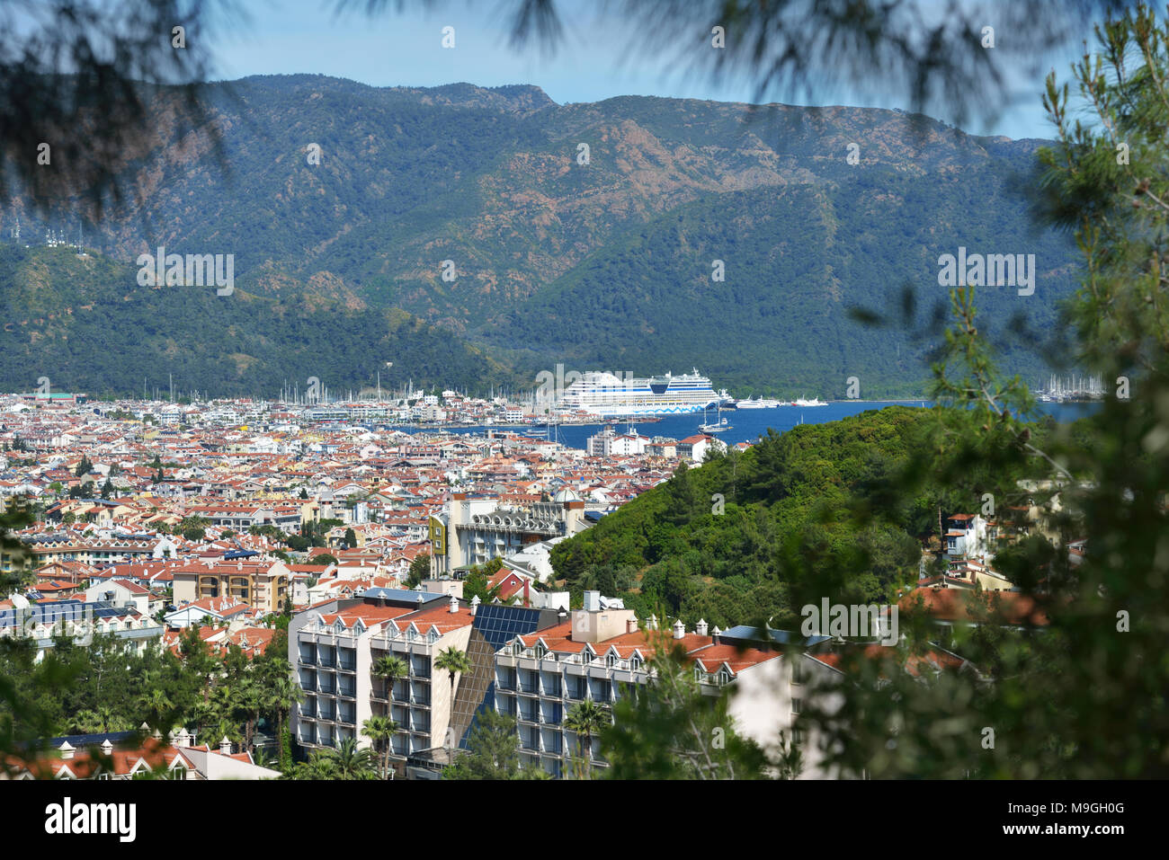 Marmaris, Türkei - 17. April 2014: Stadtbild von Marmaris mit dem Kreuzfahrtschiff AIDAdiva im Hafen vor Anker. AIDA Schiffe bieten für den deutschsprachigen Raum Stockfoto