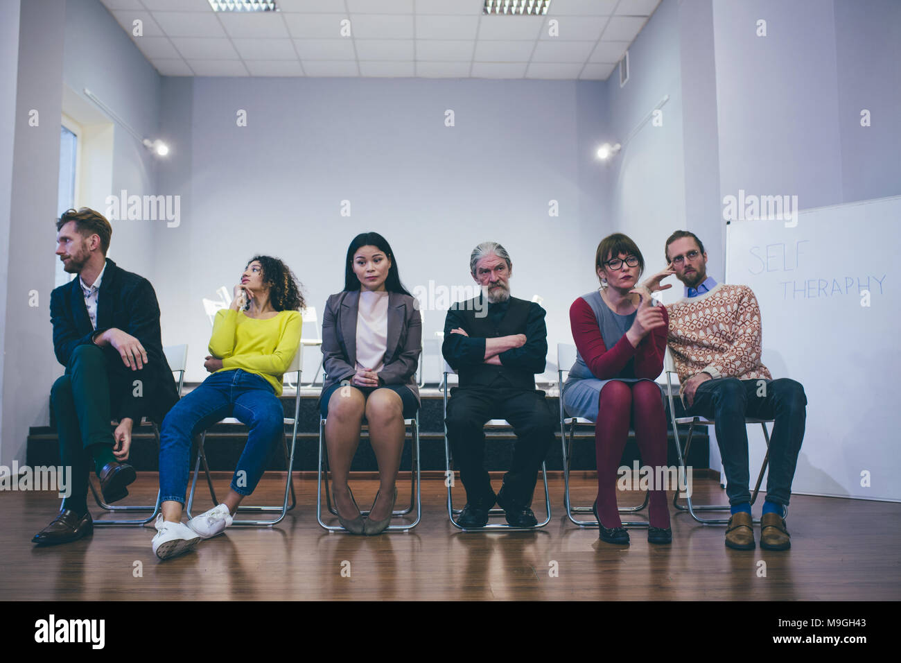 Gruppentherapie: Diverse Menschen sprechen und die Unterstützung Stockfoto
