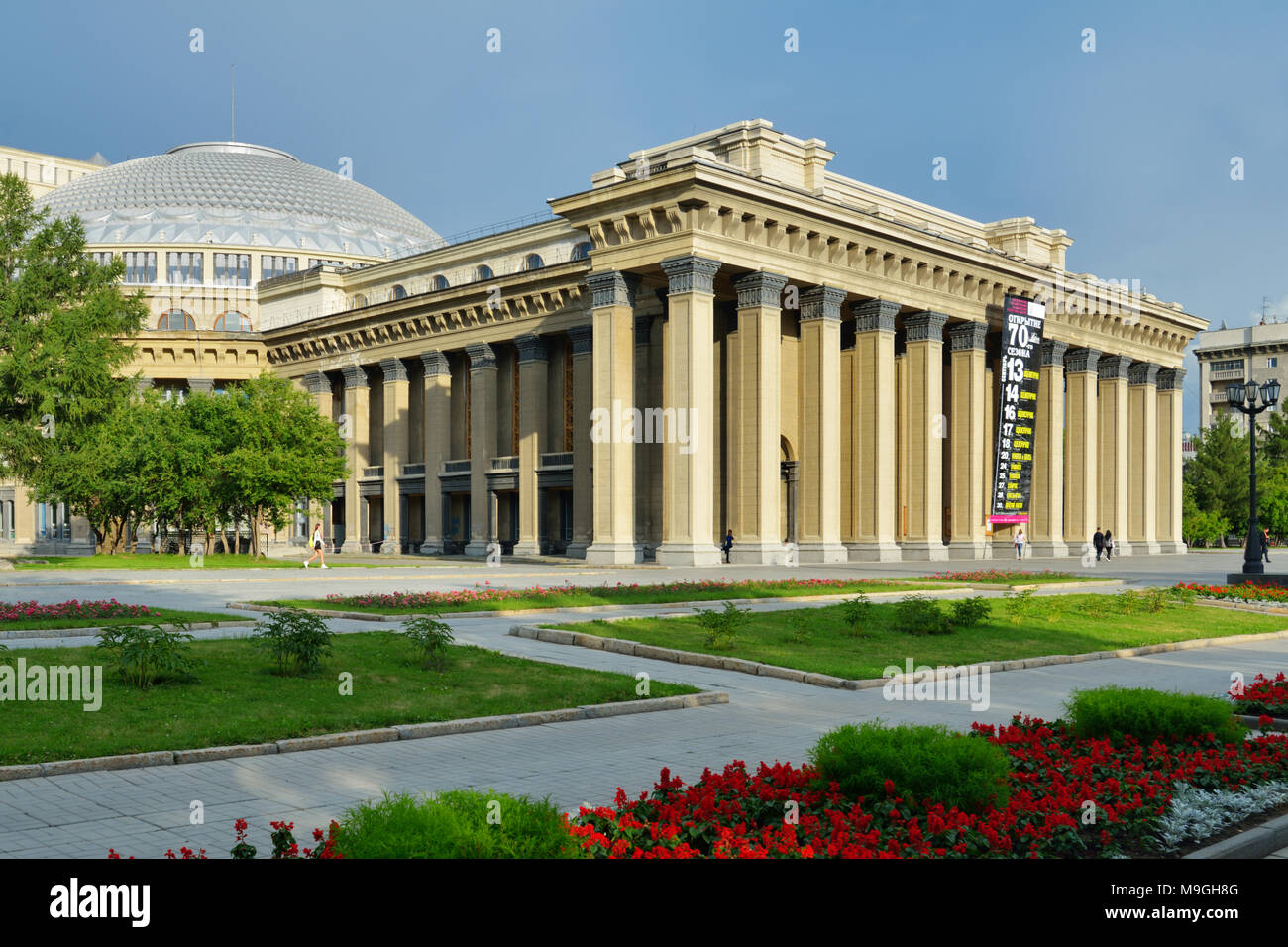 Nowosibirsk, Russland - Juli 30, 2014: Leute, die sich vor dem Novosibirsk Theater für Oper und Ballett. Es ist das größte Theater in Russland Stockfoto