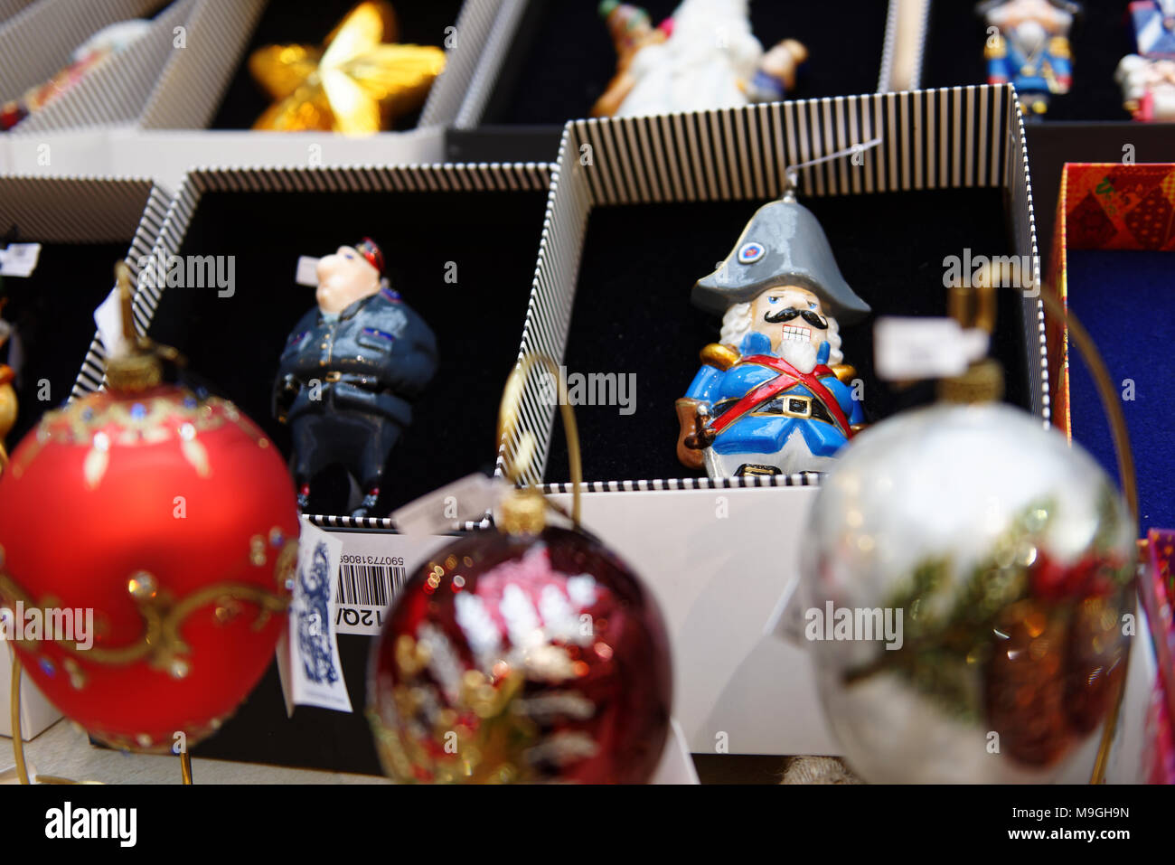 Moskau, Russland - 27. November 2015: Weihnachtsgeschenke im KAUGUMMI. Stockfoto