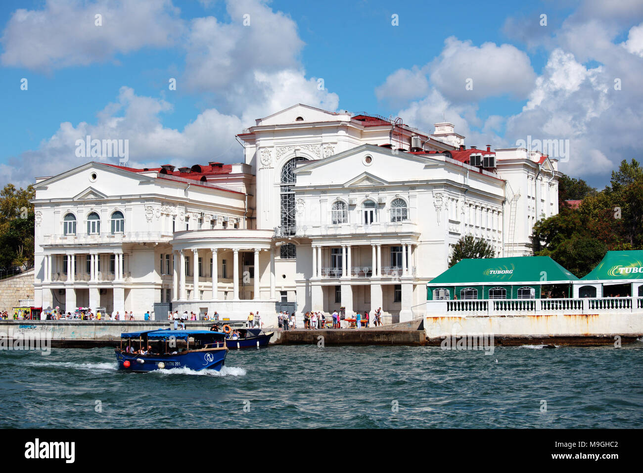 Sewastopol, Krim. Ukraine - 17. August 2012: Reise Boote und Menschen gegen den Palast von Kindheit und Jugend. Das Haus wurde 1914 für die In gebaut Stockfoto