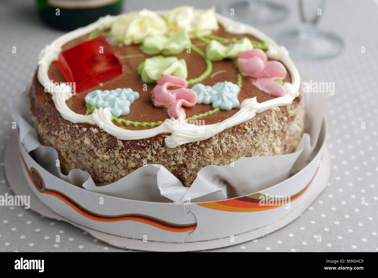 Schachtel mit Kiev-Kuchen auf dem Tisch. Diese Marke von Dessertkuchen in Kiew, Ukraine seit 1956 gemacht. Stockfoto