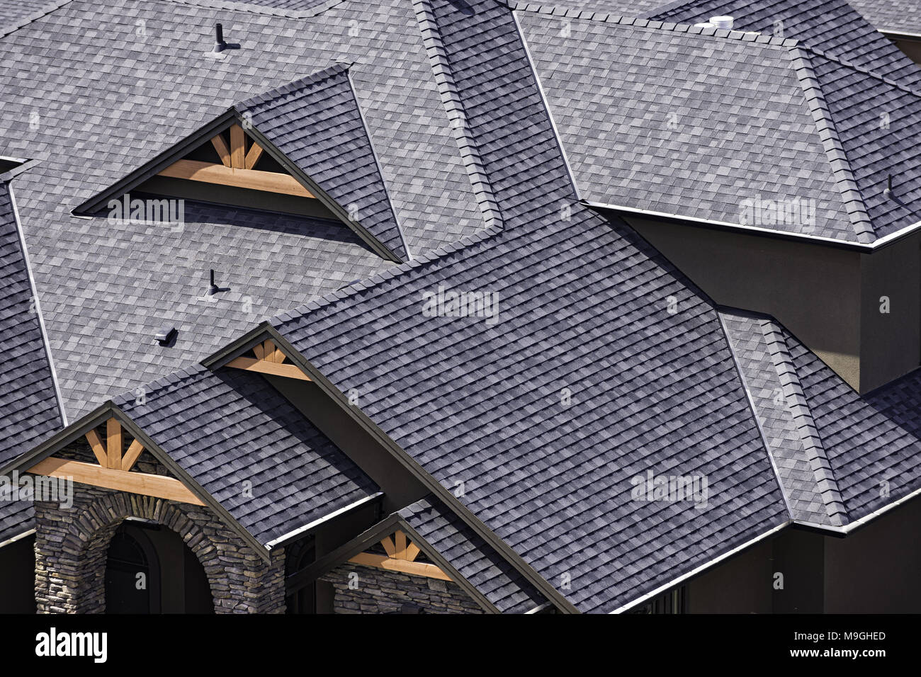 Auf dem Dach in einem neu errichteten Unterteilung in Kelowna, British Columbia Kanada, Asphaltschindeln und mehrere Dach Linien Stockfoto