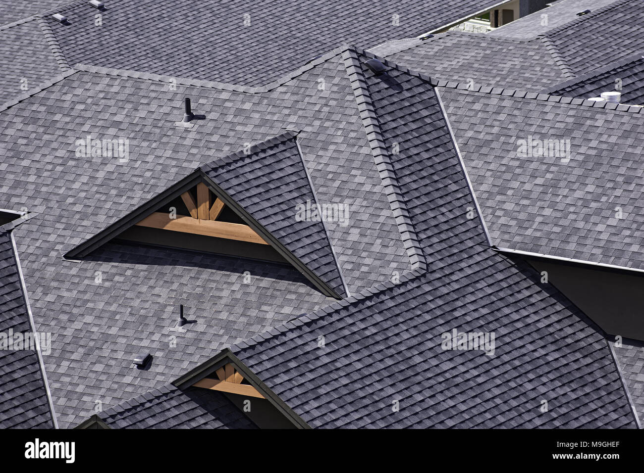 Auf dem Dach in einem neu errichteten Unterteilung in Kelowna, British Columbia Kanada, Asphaltschindeln und mehrere Dach Linien Stockfoto