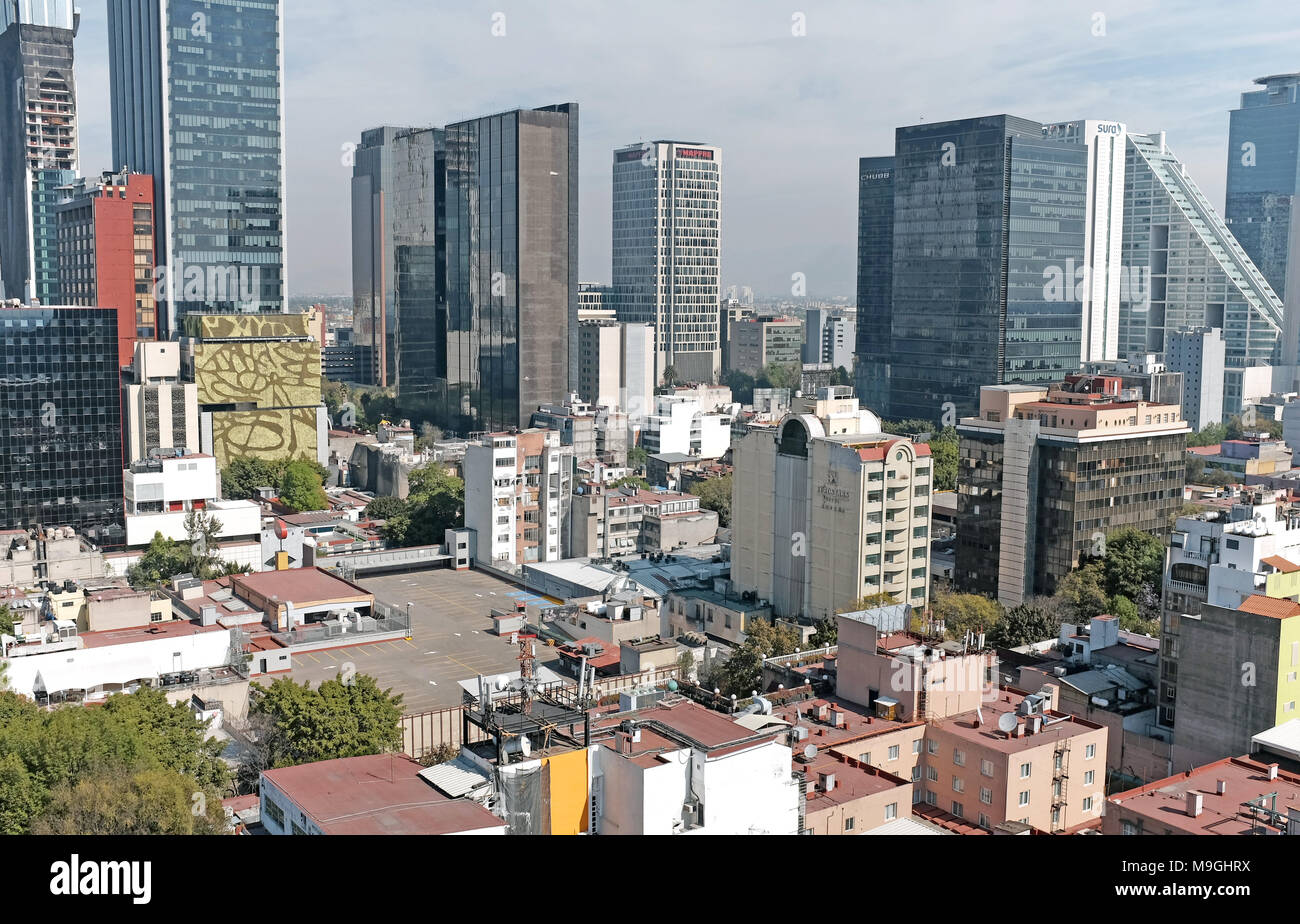 Die entfernten Wolkenkratzer der Finanzdistrikt in Mexiko City, Mexiko tower über die benachbarten Zona Rosa Viertel in den Vordergrund. Stockfoto