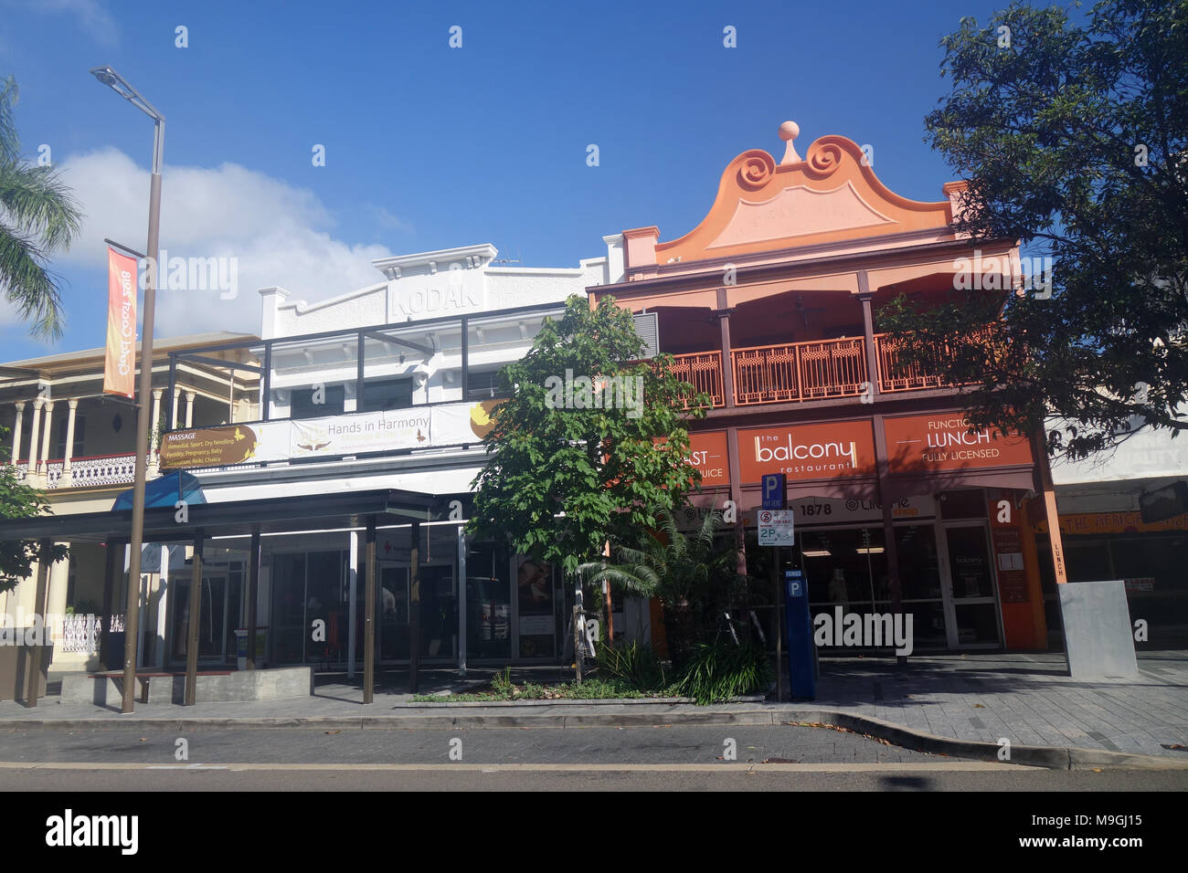 Traditionelle Architektur der Gebäude entlang der Flinders Street, CBD Townsville, Queensland, Australien. Keine PR Stockfoto