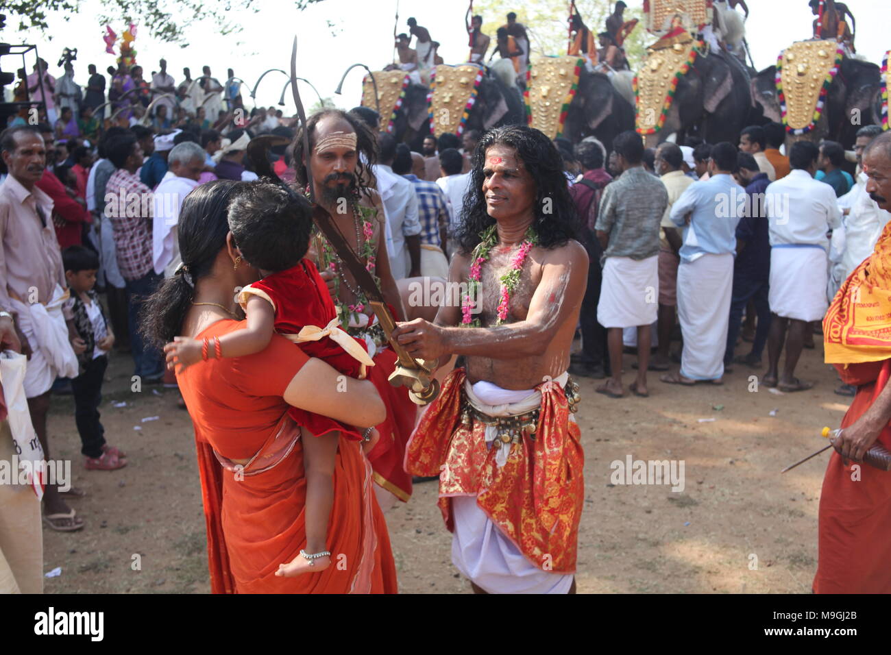 Velichapad, der Vertreter von Göttin bhagavathi segnet ein Kind während der Tempel Festival Stockfoto