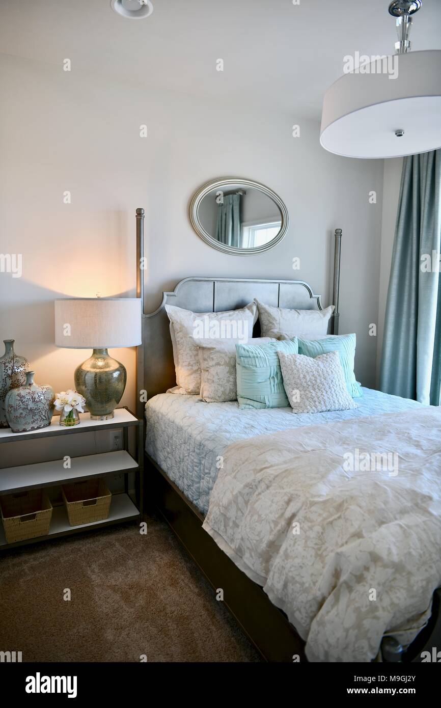 Blick auf moderne Schlafzimmer mit Bett im Hause eingerichtet Stockfoto