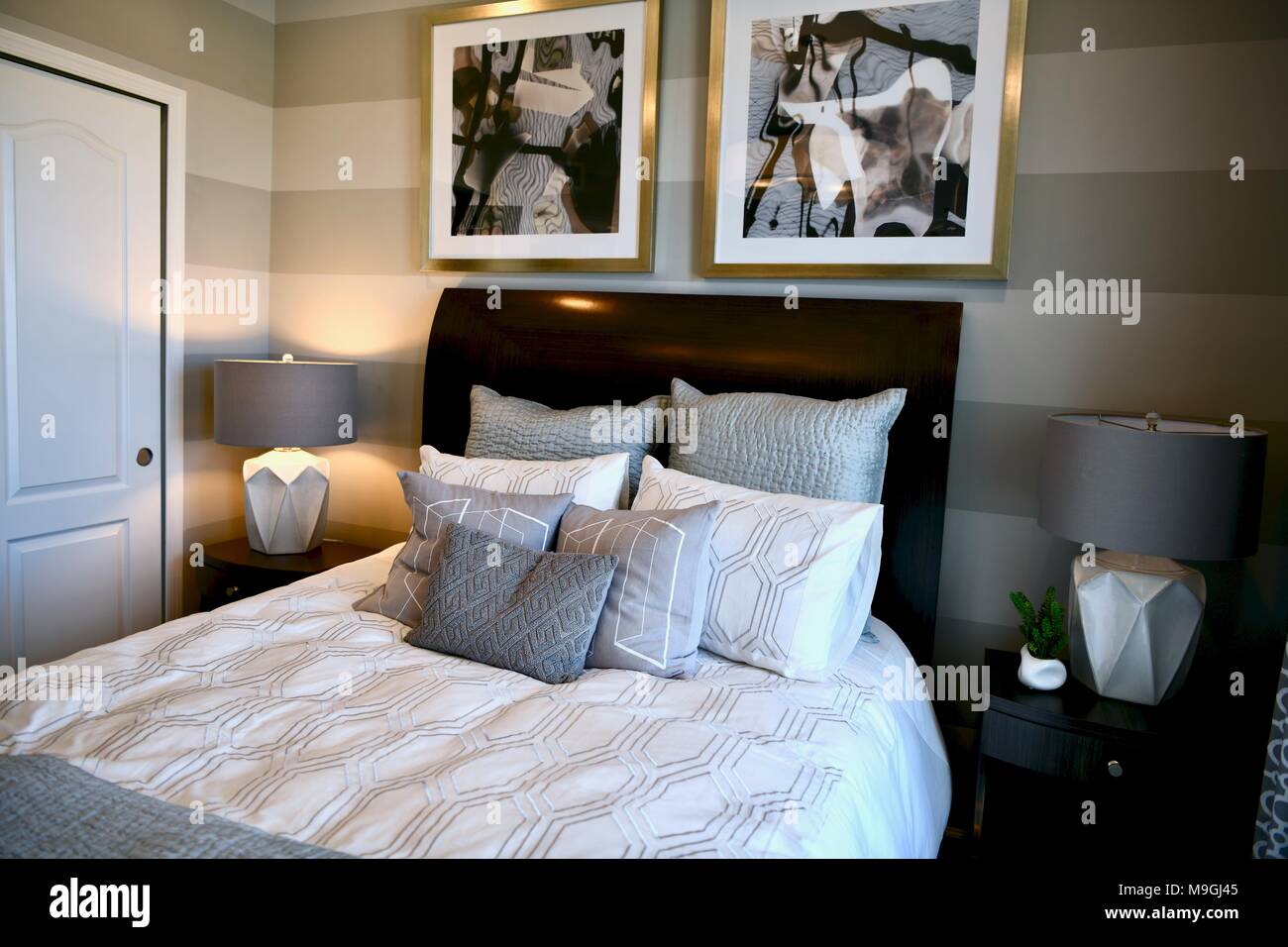 Blick auf moderne Schlafzimmer mit Bett im Hause eingerichtet Stockfoto