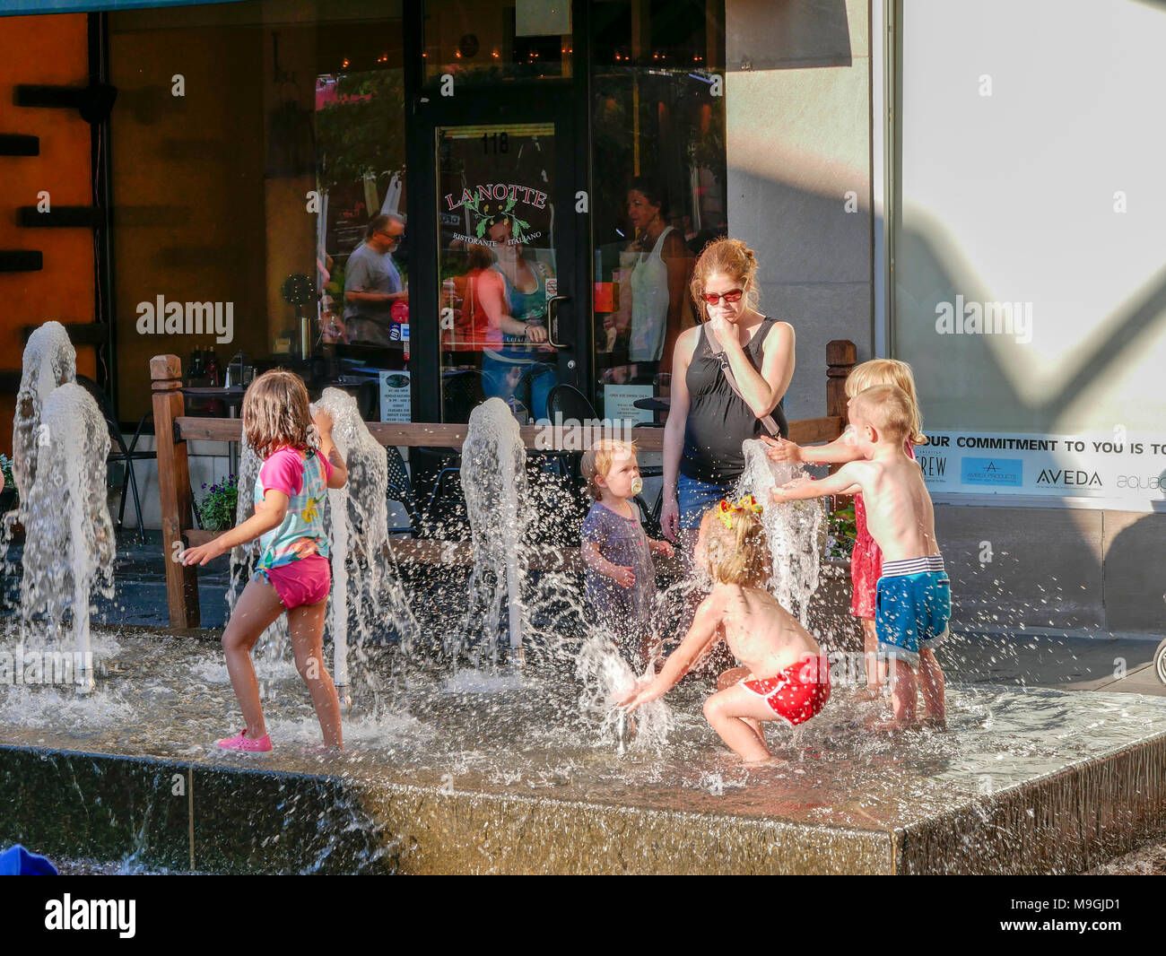 Spielende Kinder im Brunnen auf Marion Straße. Oak Park, Illinois. Stockfoto